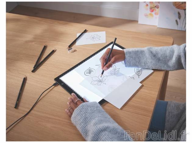 Table lumineuse à LED , prezzo 14.99 EUR 
Table lumineuse à LED 
- Env. 34,9 ...