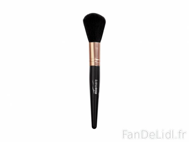 Pinceau de maquillage, le prix 1.99 €. Accessoires de maquillage et outils. 
- ...
