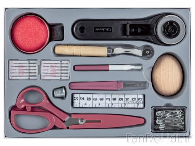 Accessoires de couture , le prix 8.99 € 
Au choix : 
- Tapis de découpe avec ...