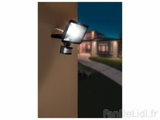 Projecteur extérieur à LED , le prix 18.99 € 
- Env. 24 W
- 28 LED
- Flux ...