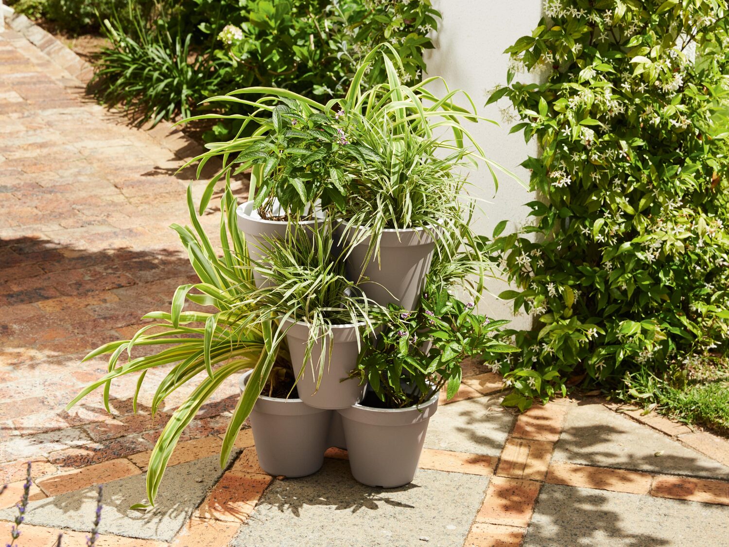 Set de pots de fleurs empilables , le prix 11.99 €
- Set de 3
- Env. 14 L chacun
- ...