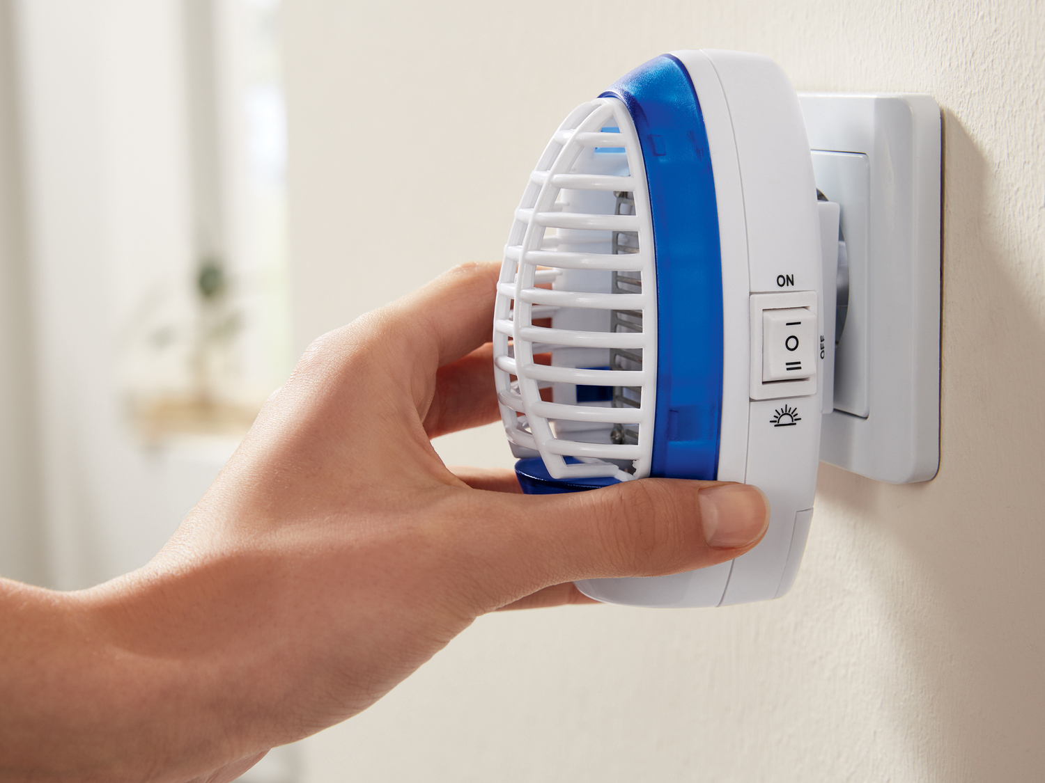 Prise anti-moustique à LED , le prix 6.99 &#8364; 
- La lumi&egrave;re ...