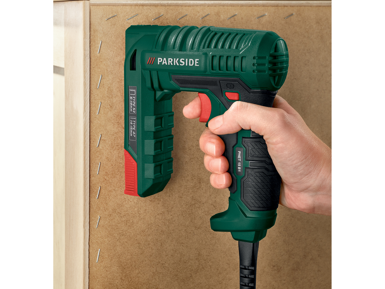 Agrafeuse cloueuse électrique Parkside PHET15B1, le prix 12.99 €
- Légère ...