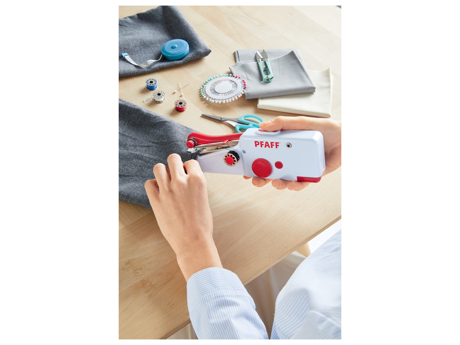Machine à coudre manuelle , le prix 16.99 €
- Pour de petites créations ou ...