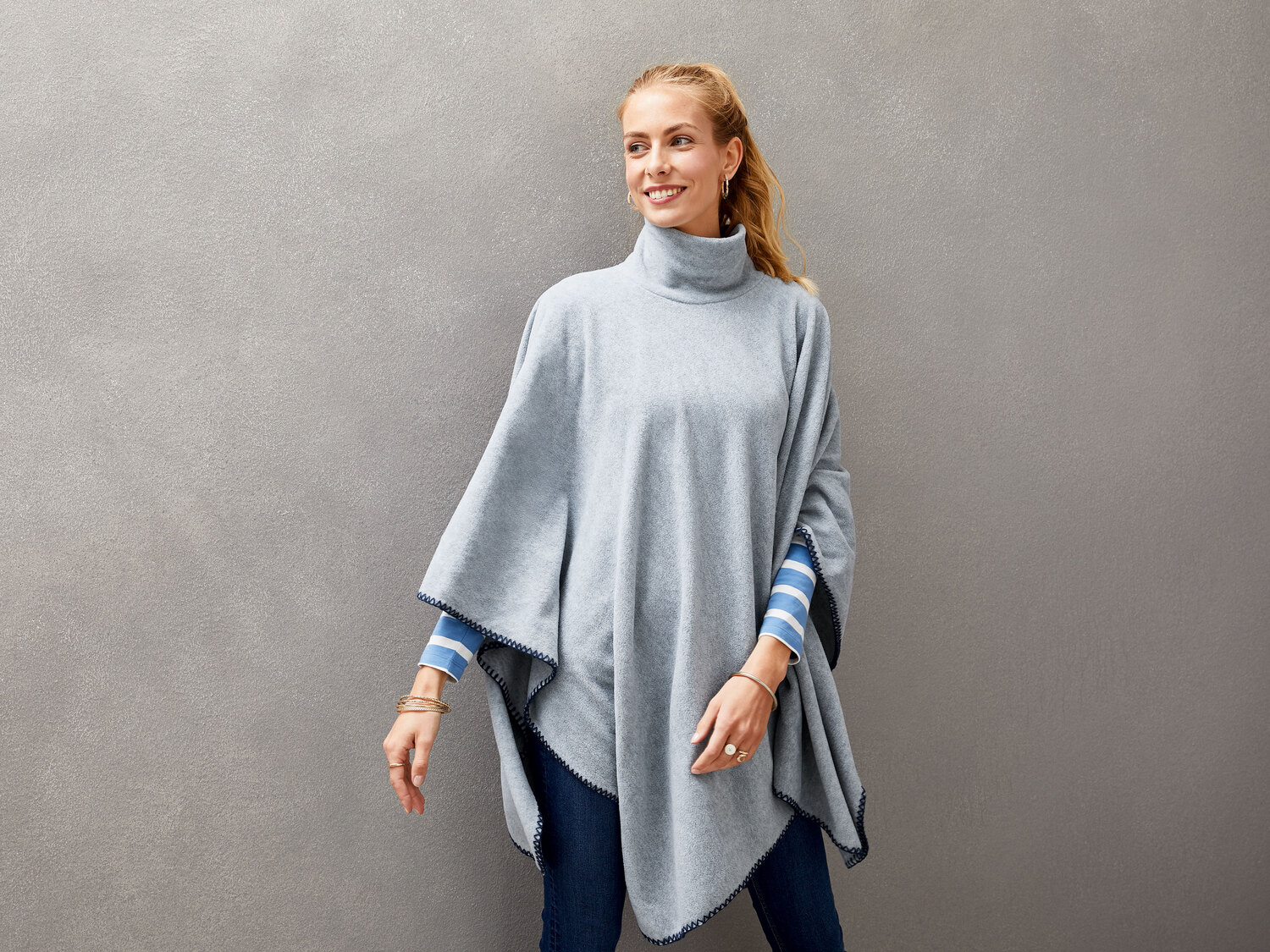 Poncho en polaire femme , le prix 9.99 €
- Poncho confortable et chaud pour ...