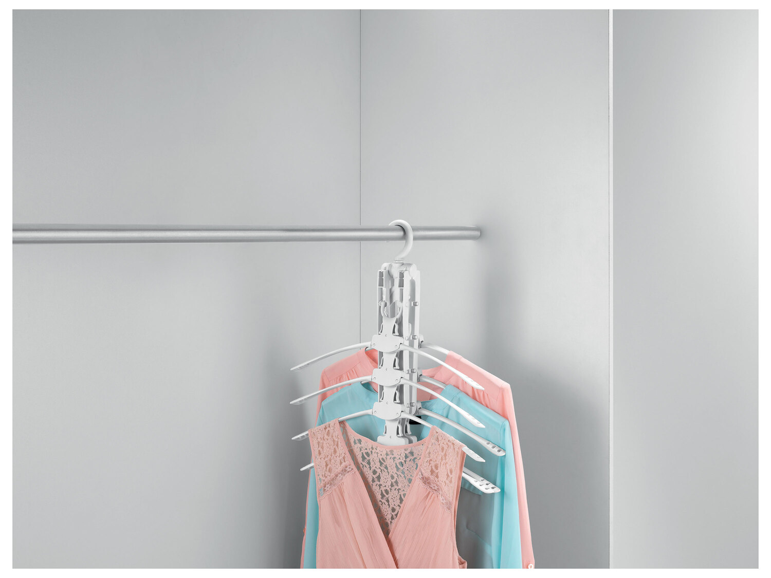 Cintres gain de place ou mini-séchoir à linge , le prix 4.99 €
- Au choix ...
