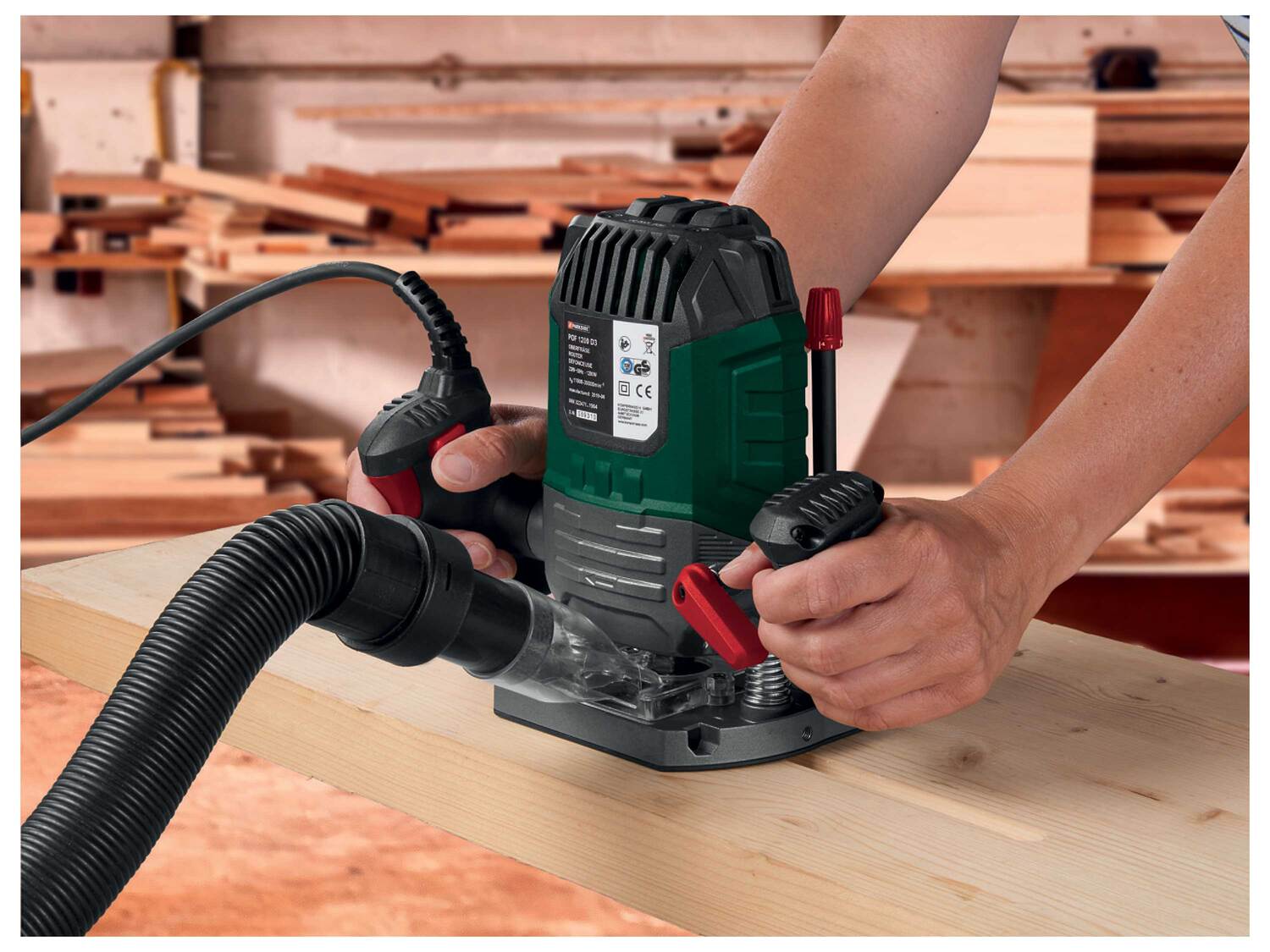 Défonceuse , le prix 39.99 €
- 1 200 W
- Vitesse de rotation réglable en ...
