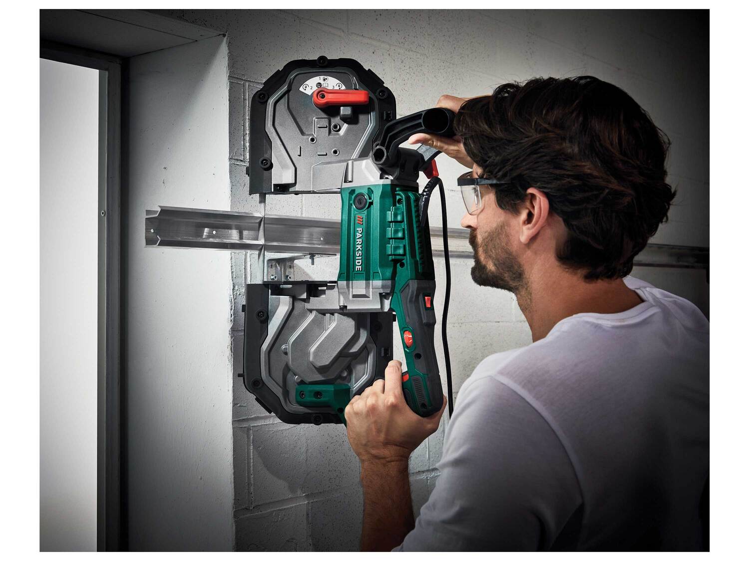 Scie à rubans pour métaux , le prix 109.00 €
- Moteur 1 100 W puissant avec ...