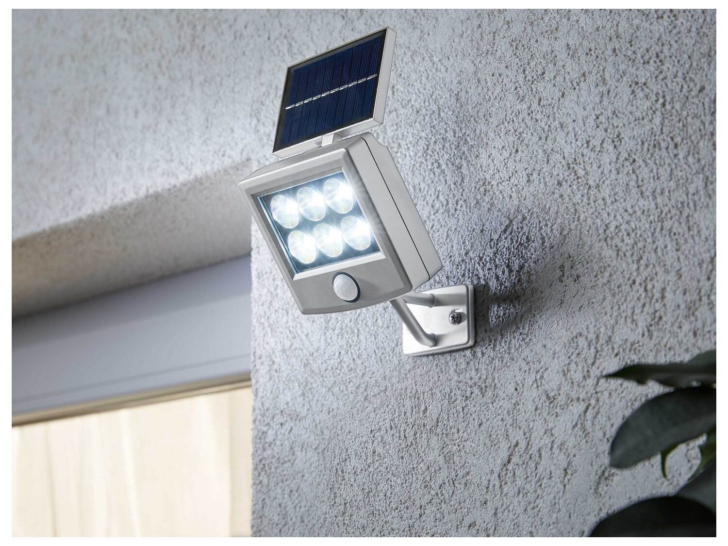 Projecteur solaire LED , le prix 6.99 €
- Panneau solaire déporté avec câble ...