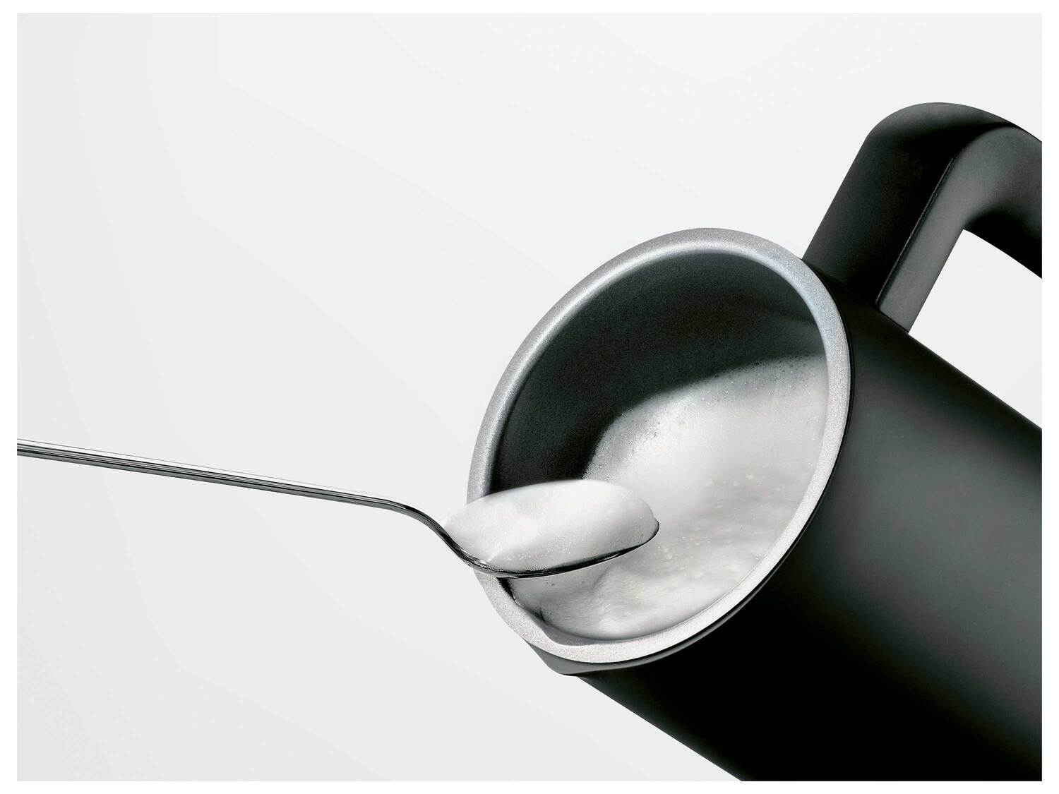 Mousseur à lait , le prix 26.99 € 
- 500 W
- Chauffer le lait : max. 300 ml
- ...