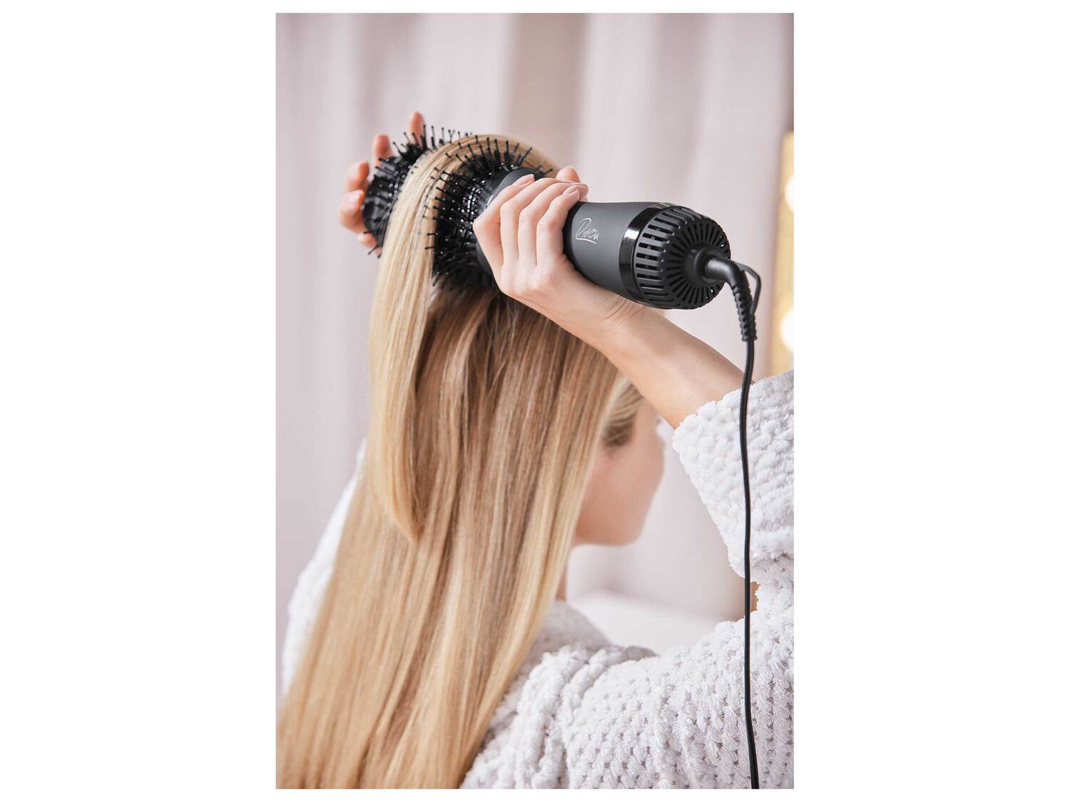 Brosse séchante volumisante , le prix 26.99 €
- 1 000 W
- Fonction air froid
- ...