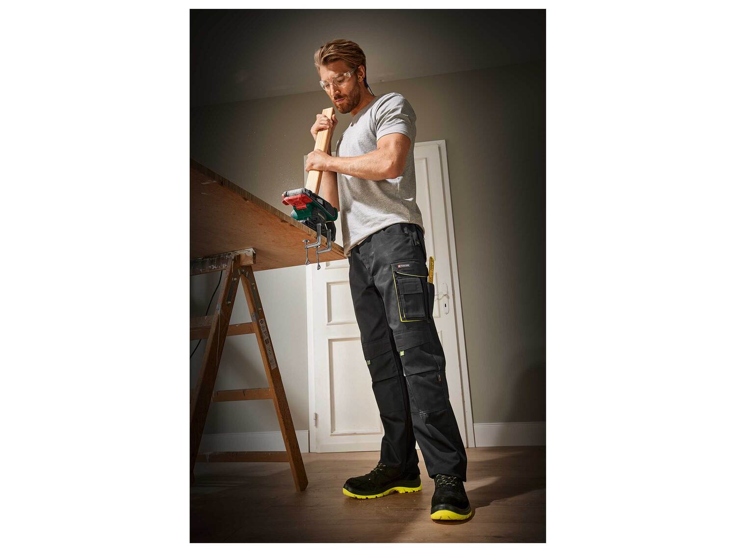 Pantalon de travail , le prix 14.99 €
- Du 38/40 au 46/48 selon modèle
- ...