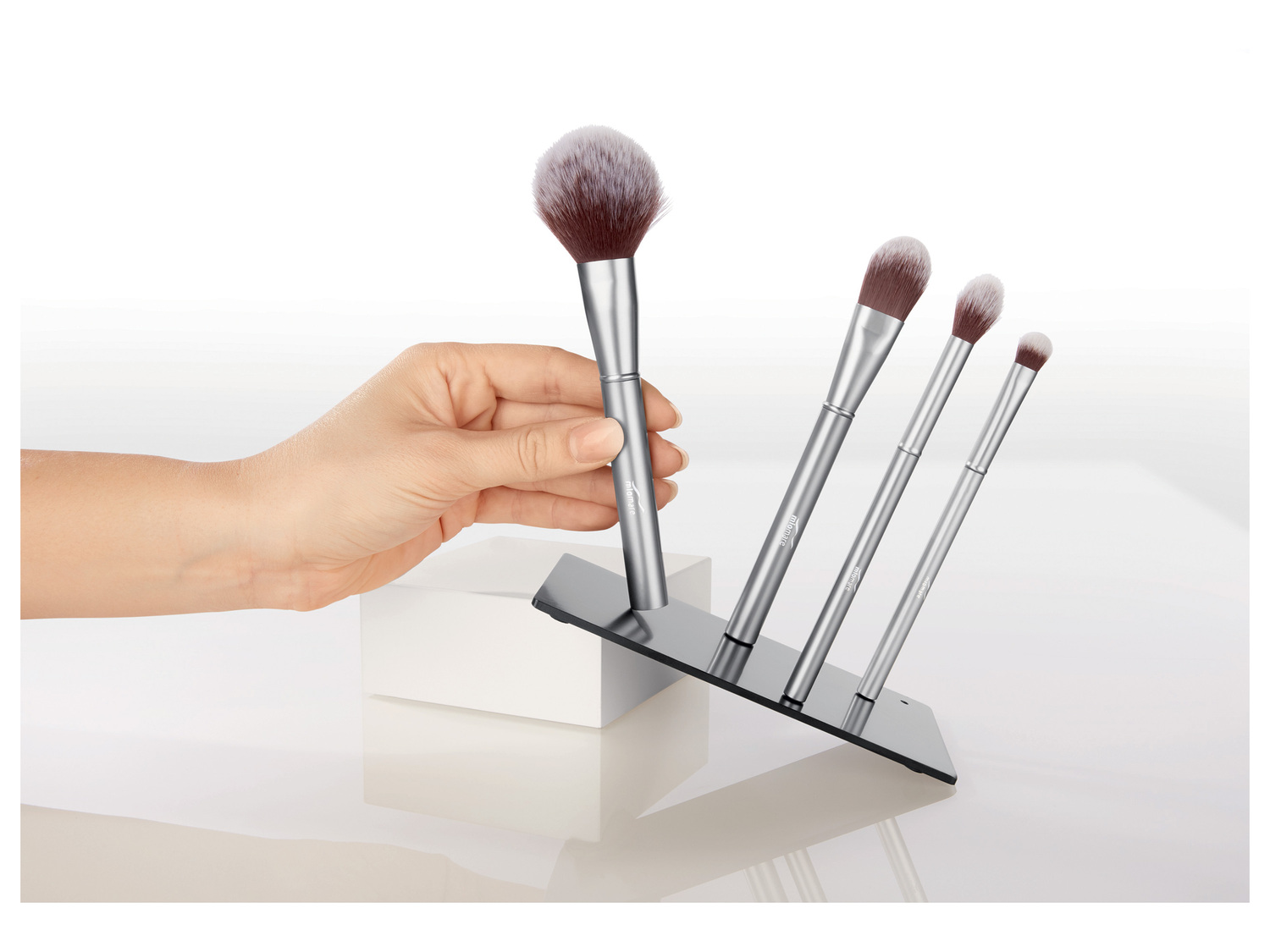 Pinceaux de maquillage magnétiques , le prix 7.99 €
- Le plus : Séchez simplement ...