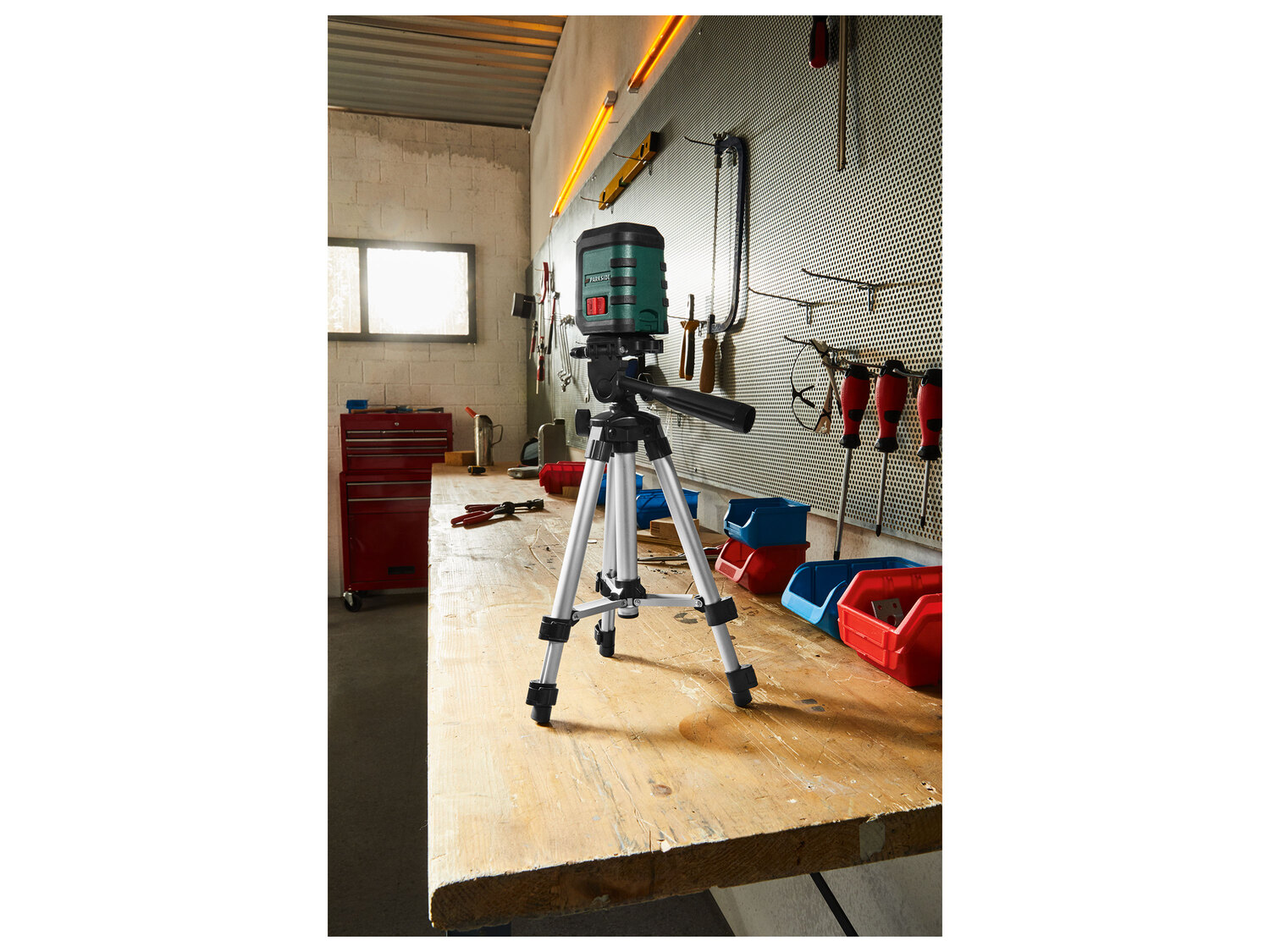 Niveau laser en croix avec trépied Parkside, le prix 29.99 €
- Pour des travaux ...