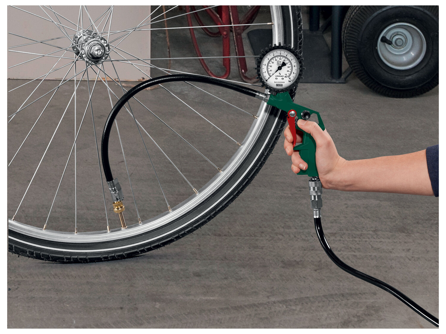 Pompe pneumatique avec compresseur à piston Parkside, le prix 49.99 €
- 1 100 ...