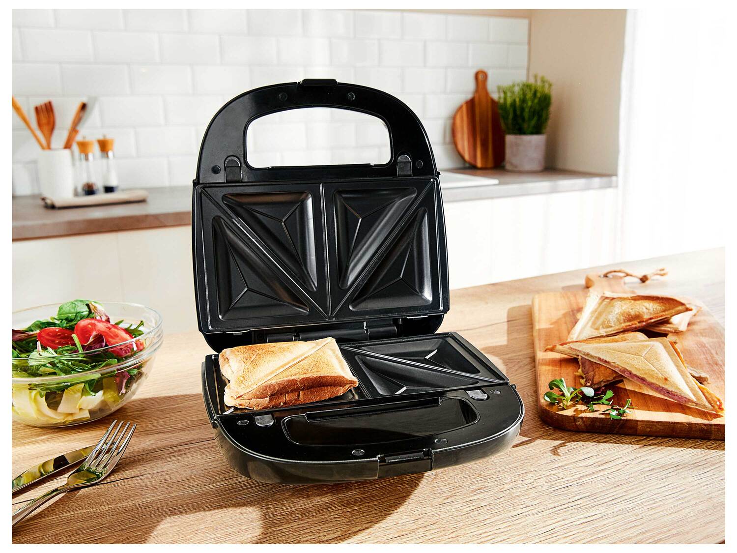 Appareil à croque-monsieur , le prix 24.99 €
- 750 W
- 3 en 1 : gaufres, croque-monsieur, ...