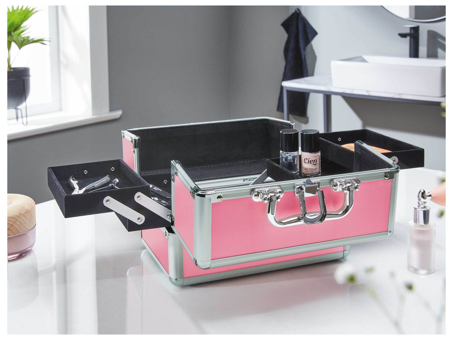 Mallette pour maquillage , le prix 12.99 €
- Env. 25 x 17,2 x 18,4 cm
- ...